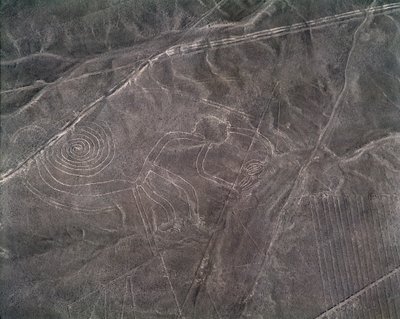Bir maymun figürünün havadan görünüşü, Nazca Çizgileri (fotoğraf by Prehistoric Prehistoric