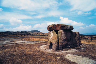 Dolmen Sa Coveccada veya S'Accoveccada, Mores, Sardunya, İtalya, MÖ 36-29. yüzyıl (fotoğraf) by Prehistoric Prehistoric