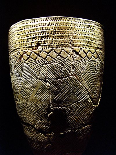 “Tarak dişli” dekorlu çanak çömlek, MÖ 8000 dolaylarında Neolitik Dönem, Amsa-Dong, Kore. Fotoğraf, Seul Ulusal Müzesi, Kore Cumhuriyeti by Prehistoric Prehistoric