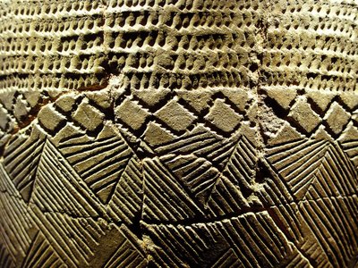 “Tarak dişli” dekorlu çanak çömlek, MÖ 8000 dolaylarında Neolitik Dönem, Amsa-Dong, Kore. Fotoğraf, Seul Ulusal Müzesi, Kore Cumhuriyeti by Prehistoric Prehistoric