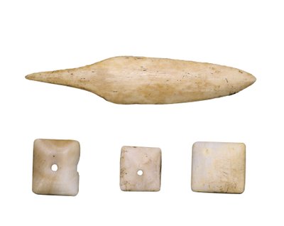 Prehistoire (Neolitique): Ok ucu ve kemik düğmeler. Cueva Toralla'dan (Lleida) by Prehistoric Prehistoric
