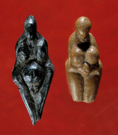 Tarih öncesi sanat: Venüs heykelciği, soldaki steatitten Losange olarak adlandırılır, MÖ 25000