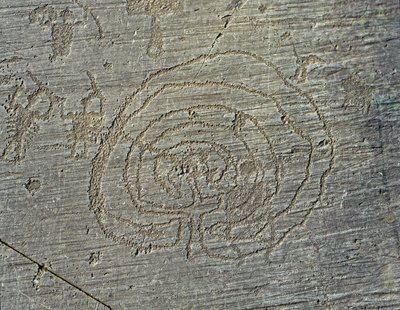 Tarihöncesi, Camunni uygarlığı, kaya sanatı: savaşçıların kalkan ve kılıç silahlarını ve bir labirenti temsil eden bir mezar taşı. Neolitik ve Tunç Çağı arasındaki dönem. Roche. 35 Capo di Ponte, Parco nazionale delle incisioni rupestri di Naqu by Prehistoric Prehistoric
