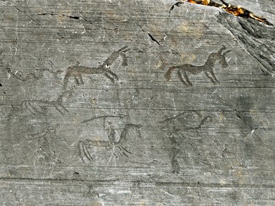 Tarihöncesi, Camunni uygarlığı, kaya sanatı: bir av sahnesinin mezar taşı, bir avcı bir mızrakla masturbasyon yapıyor. Neolitik ve Tunç Çağı arasındaki dönem. Capo di Ponte, Naquane Kaya Oymaları Milli Parkı, Valcamonica, Val Camonica, Ital by Prehistoric Prehistoric