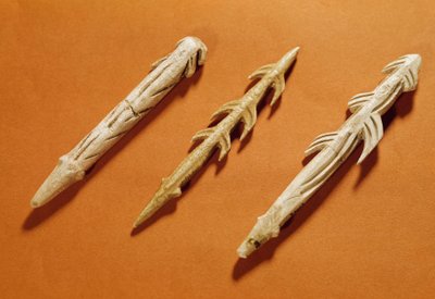 Prehistorya: balık tutmak için kullanılan ren geyiği zıpkınları. Magdalen döneminde gerçekleşti. 17000-11000 M.Ö. Saint Germain en Laye, Ulusal Arkeoloji Müzesi by Prehistoric Prehistoric