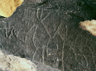 Tarihöncesi, kaya sanatı: mezar taşı. Taş Devri 5000-2000 M.Ö. Taghit, Haut plato du Hoggar (Ahaggar), Cezayir by Prehistoric Prehistoric