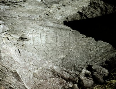 Tarihöncesi, kaya sanatı: Bir arabayı çeken iki çift öküzün ciddi kaya tasvirleri. Bakır çağı. Eneolitik dönem (kalkolitik). Roche no. 2. Cemmo (Brescia) Ulusal Arkeoloji Parkı, Cemmo Kayaları, İtalya by Prehistoric Prehistoric