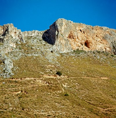 Prehistorya: Paleolitik dönemden kalma bir mağaraya sahip Monte Palmeto Giriti. Monte Palmeto, Palermo (Palermo), İtalya by Prehistoric Prehistoric