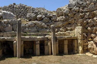 Tarih öncesi: Neolitik dönemden (MÖ 3500-2600), Gozo adası, Malta'dan kalma megalitik Ggantija tapınağının görünümü (fotoğraf) by Prehistoric Prehistoric