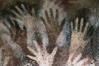 Tarih Öncesi Kaya Sanatı: El izleri olan mağara. Neolitik Dönem, El Mağarası. Arjantin, Santa Cruz by Prehistoric Prehistoric