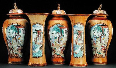 Bir kafe au lait zemin famille gül beş parçalı garnitür, Qianlong Dönemi by Qing Dynasty Chinese School
