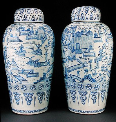Bir çift mavi beyaz asker vazosu, c.1700 (porselen) by Qing Dynasty Chinese School