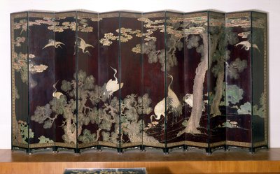 Siyah bir arka plan üzerinde vinçleri, çam ağaçlarını ve bulutları gösteren Coromandel ekranı, 1691 (laklı ahşap) by Qing Dynasty Chinese School