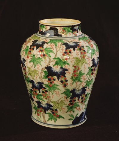 Asma ve salkımlarla süslenmiş kavanoz (seramik) by Qing Dynasty Chinese School
