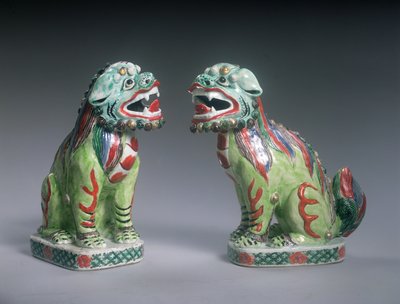 Bir çift Famille Verte Aslanı, Kangxi dönemi (1662-1722) (porselen) by Qing Dynasty Chinese School