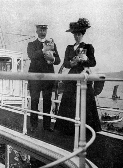 Prenses Victoria 1868-1935, Queens köpekleriyle birlikte, 1908. by Queen Alexandra