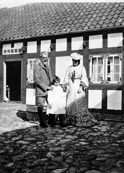Profesör Tuxen ve ailesi, Skagen, Danimarka, 1908. by Queen Alexandra