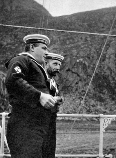 Norveç kıyılarında kraliyet yatında iki denizci, 1904 1908. by Queen Alexandra