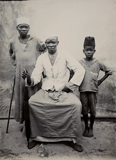 Erkek ve iki erkek, Tanzanya (jelatin gümüş baskı) by R. V. Pereira