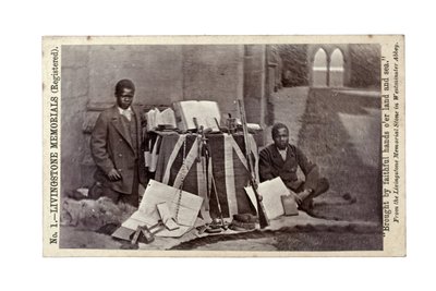 James Chuma ve Abdullah Susi, David Livingstone eserleriyle, Newstead Abbey, İngiltere, Haziran 1874 (albüm baskısı) by R. and Son Allen