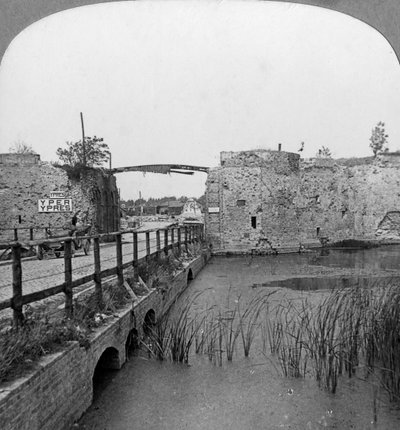 14. yüzyıl surları ve Lille Kapısı, Ypres, Belçika, I. Dünya Savaşı, c1914-c1918. by Realistic Travels Publishers