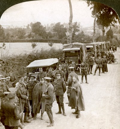 Flanders şeridinde park edilmiş mühimmat konvoyu emirleri bekliyor, I. Dünya Savaşı, 1914-1918. by Realistic Travels Publishers