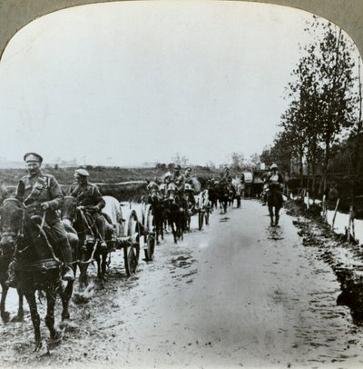 Topçu, çamurun içinden Gommecourt, Fransa, I. Dünya Savaşı, c1914-c1918