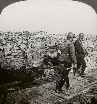 Bir siperde yaralı taşıyan Belçikalı sedye taşıyıcıları, Dixmude, Belçika, Birinci Dünya Savaşı, 1914-1918. by Realistic Travels Publishers