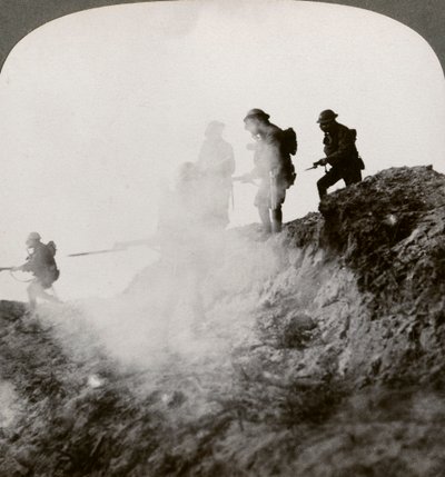 Gaz ve duman örtüsü altında ilerleyen İngiliz askerleri, Fransa, I. Dünya Savaşı, 1916 by Realistic Travels Publishers