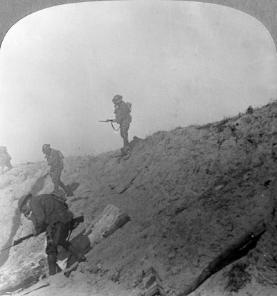 Gazla ilerleyen İngiliz birlikleri, Passchendaele, Ypres, Belçika, I. Dünya Savaşı, c1914-c1918 by Realistic Travels Publishers