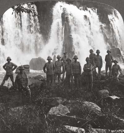 İngiliz birlikleri bir şelalede kendilerini yeniliyor, Afrika, I. Dünya Savaşı, c1914-c1918 by Realistic Travels Publishers