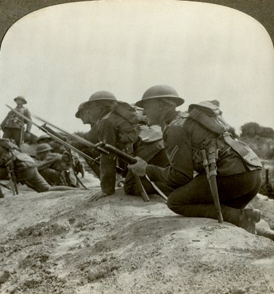 Kanadalı piyade bir Alman mevzisine hücum ediyor, Birinci Dünya Savaşı, 1914-1918. by Realistic Travels Publishers