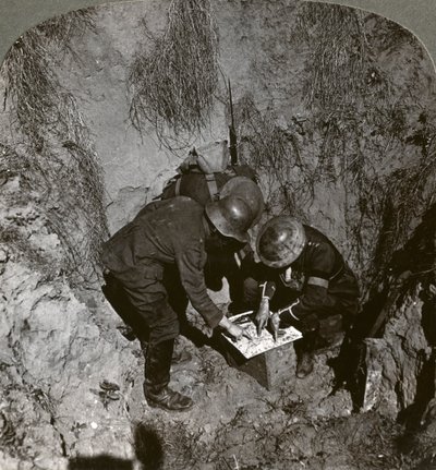 Yakalanan Alman tutsağı, kendisini tutsak edenlere bilgi verirken, Birinci Dünya Savaşı, 1914-1918. by Realistic Travels Publishers