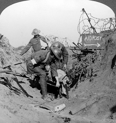 Yaralı bir askeri ilk yardım merkezine taşımak, Passchendaele, Belçika, Birinci Dünya Savaşı, 1914-1918. by Realistic Travels Publishers