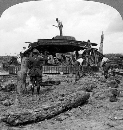 Mühendisler bir yoldan tahrip olmuş bir tankı temizliyor, Birinci Dünya Savaşı, 1917-1918. by Realistic Travels Publishers