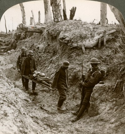 İngiliz yaralıları taşıyan Alman mahkumlar, I. Dünya Savaşı, 1916. by Realistic Travels Publishers