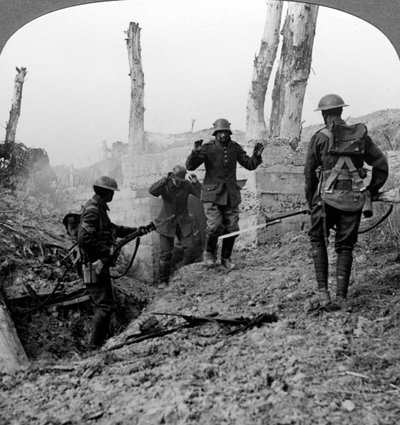 Teslim olan Alman askerleri, Bullecourt, Fransa, I. Dünya Savaşı, 1914-1918. by Realistic Travels Publishers