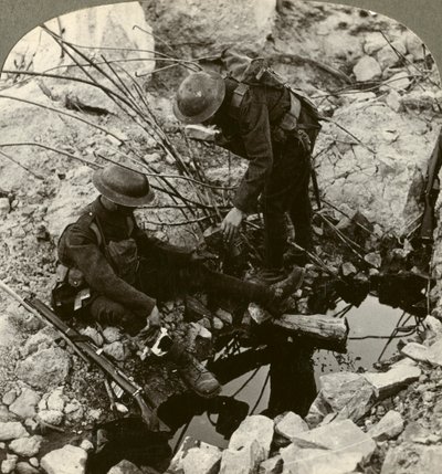 Yaralı bir arkadaşa su vermek, Hooge, Ypres, Belçika, Birinci Dünya Savaşı, 1914-1918. by Realistic Travels Publishers