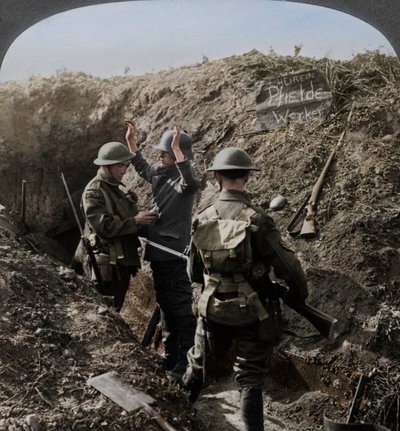 Bilgi almak için bir Alman mahkumu sorgulamak, Birinci Dünya Savaşı, 1914-1918 by Realistic Travels Publishers