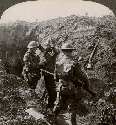 Bilgi almak için bir Alman mahkumu sorgulamak, Birinci Dünya Savaşı, 1914-1918. by Realistic Travels Publishers