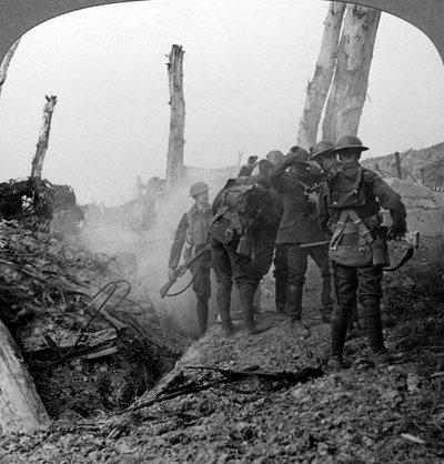 Bir Alman askerini sorgulamak, Hohenzollern Redoubt, Fransa, Birinci Dünya Savaşı, 1914-1918. by Realistic Travels Publishers