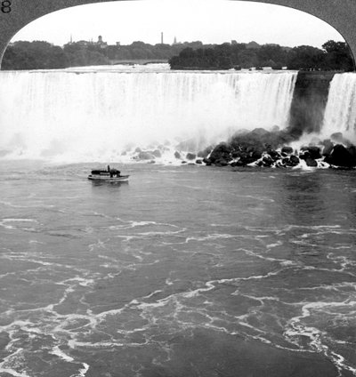 Niagara Şelalesi ve Maid of the Mist, Kanada Kayalıkları