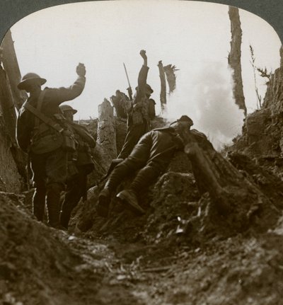 Kuzey Ülke birlikleri bir Alman makineli tüfek mevzisini bombalıyor, Polygon Wood, 20. yüzyıl by Realistic Travels Publishers