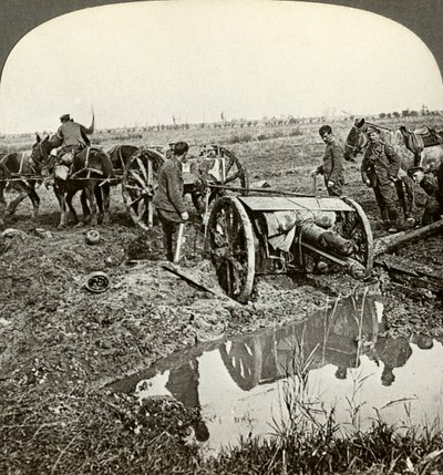 Bir sahra silahını su basmış bir konumdan çıkarmak, Birinci Dünya Savaşı, 1914-1918. by Realistic Travels Publishers