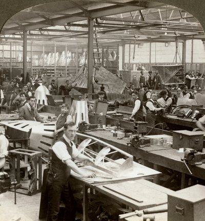 Bir uçak fabrikasındaki metal levha işçileri, Birinci Dünya Savaşı, 1914-1918 by Realistic Travels Publishers