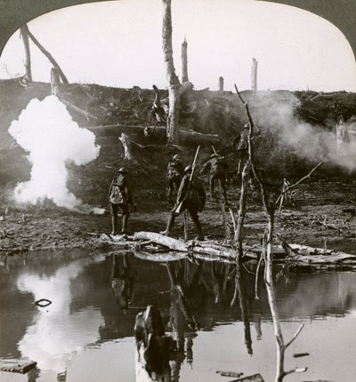 Ancre nehrini geçen askerler, Somme Muharebesi, Fransa, I. Dünya Savaşı, 1916. by Realistic Travels Publishers