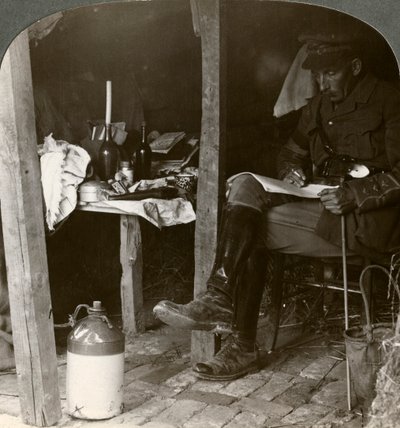 Bir sığınaktaki kurmay subay, bir saldırı öncesinde ayrıntıları inceliyor, Birinci Dünya Savaşı, 1914-1918 by Realistic Travels Publishers