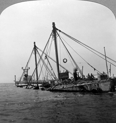 Batık savaş gemisi HMS Vindictive, Oostende, Belçika, Birinci Dünya Savaşı, 1918. by Realistic Travels Publishers