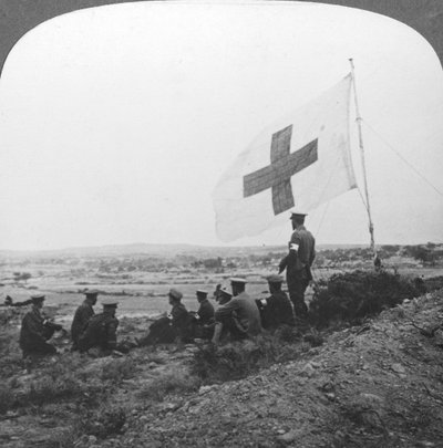 İngiliz Kızıl Haçı sahada, merhamet görevine hazır, I. Dünya Savaşı, c1914-c1918 by Realistic Travels Publishers