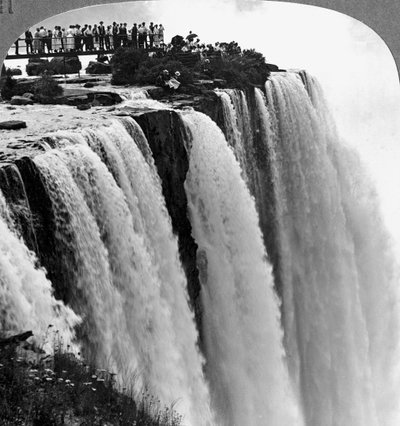 Kırılgan Ayak Köprüsü, Niagara Şelalesi, Kanada. by Realistic Travels Publishers